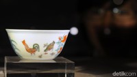 Mangkok bergambar ayam ini memiliki filosofi jika ayam adalah hewan yang selalu menjaga anak-anak mereka. Ini menggambarkan perumpamaan raja di China yang selalu menjaga rakyatnya.
