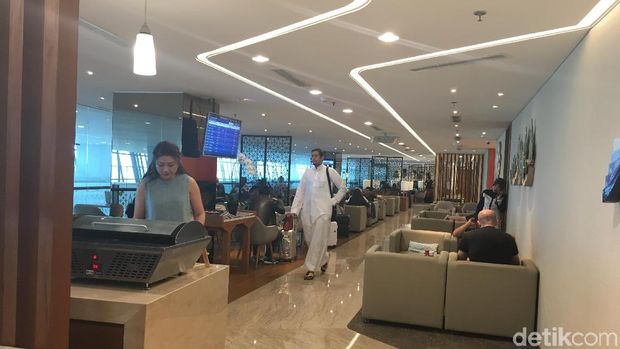 Ruang tunggu yang nyaman dan makanan buffet (Erna/detikTravel)