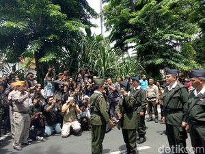 Warga Surabaya Berjubel Lihat Parade Juang 10 November