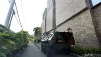 Petugas memperketat pengamanan di Hotel Alila, Solo, Minggu (5/11). Di hotel tersebut, keluarga dan calon menantu Jokowi, Bobby Nasution menginap. 