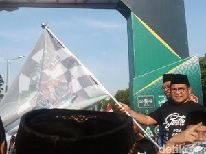 Bersarung, Cak Imin Jalan Sehat dengan Puluhan Ribu Santri Jember