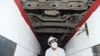 Menteri Perhubungan Budi Karya Sumadi meninjau tempat pelaksanaan uji kendaraan bermotor (KIR) di UP PKB Pulogadung, Jakarta, Minggu (5/11/2017). Uji KIR ini dilakukan untuk memastikan keamanan dan kelayakan armada taksi online bagi masyarakat.