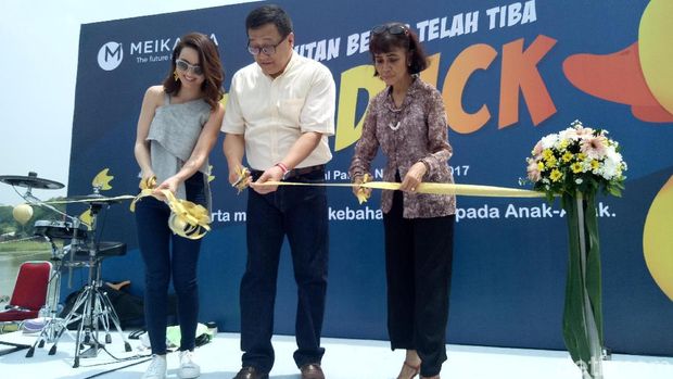 'Bebek Raksasa' Tiba-tiba Muncul di Danau Taman Kota Meikarta