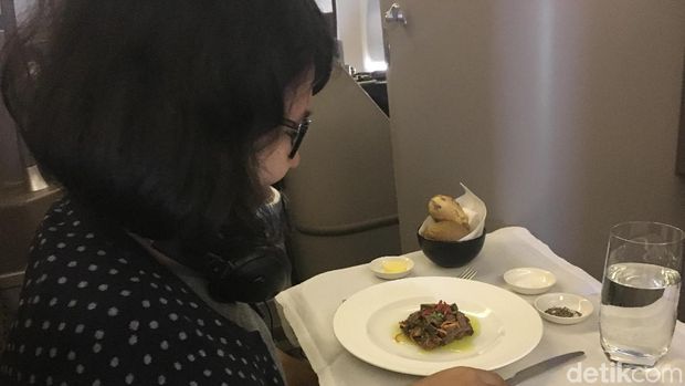 Menikmati hidangan di atas pesawat (Erna/detikTravel)