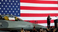 Trump berpidato di samping pesawat tempur F-16.