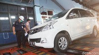 Taksi daring melakukan uji KIR di UP PKB Pulogadung, Jakarta, Minggu (5/11/2017). Semua sistem kendaraan diperiksa untuk memastikan keamanan dan kelayakan armada taksi online bagi masyarakat.