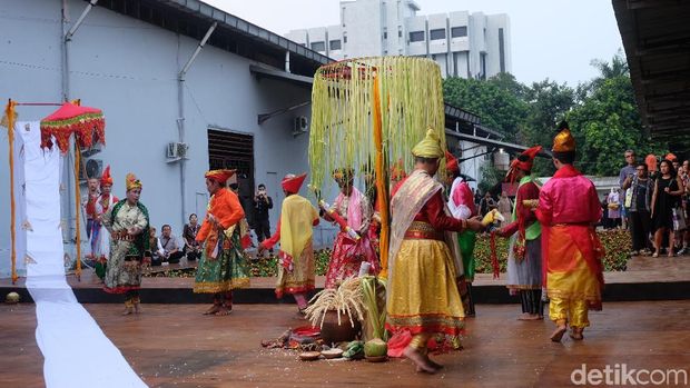 Komunitas Bissu Buka Jakarta Biennale 2017