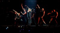Lady Gaga beraksi ditemani penari latar. Foto: Jason Merritt/Getty Images