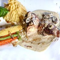 Steak ayam dengan paduan saus jamur yang nikmat.