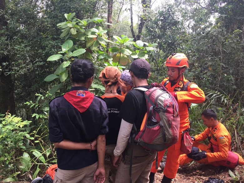 Tim SAR Temukan Topi  Diduga Milik Titing yang Hilang di 