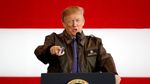 Kunjungi Pangkalan Militer AS di Jepang, Trump Diberi Jaket Kulit Penerbang