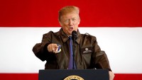 Trump dengan jaket penerbang berpidato dengan gaya khasnya yang berapi-api.