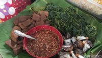 Yang juga sayang dilewatkan adalah pecel. Anda bisa memilih sendiri jenis sayuran sesuai selera. Foto: Odilia Winneke