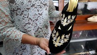 Kahiyang memakai selop high heels setinggi 5 cm.