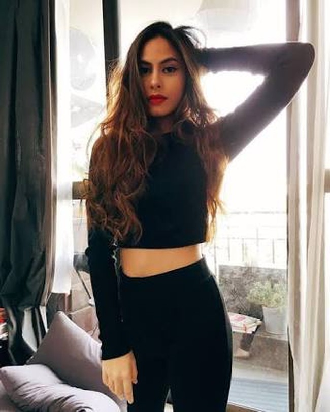 Valerie Thomas adalah putri bungsu Ina Thomas dan Jeremy Thomas. Valerie kini juga populer seperti kedua orangtuanya setelah membintangi serial Anak Artis. Dengan wajah cantiknya itu, Valerie pun terjun ke bisnis kecantikan, merilis rangkaian lipstik matte. Foto: Dok. Instagram