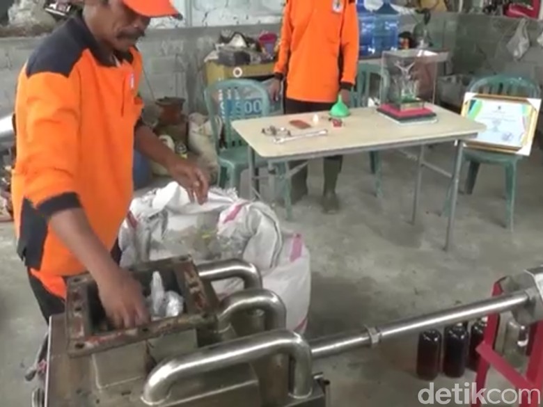 Luar biasa! Lulusan SD Ini Mampu Daur Ulang Plastik Jadi BBM Luar biasa! Lulusan SD Ini Mampu Daur Ulang Plastik Jadi BBM