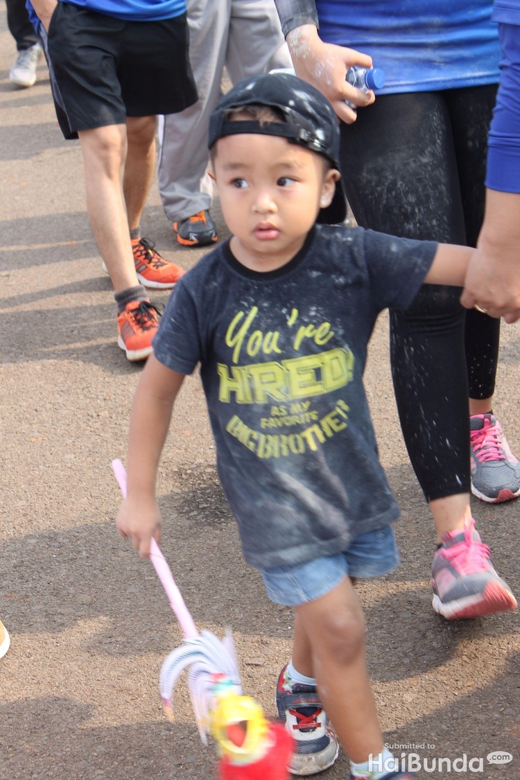 Gaya Menggemaskan Anak Saat Ikut Ajang Lari Bareng Keluarga