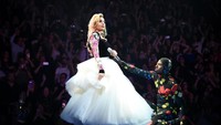 Rok putih di antara warna hitam menjadi sangat kontras diperlihatkan oleh Gaga. Foto: Jason Merritt/Getty Images