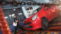 Taksi daring melakukan uji KIR di UP PKB Pulogadung, Jakarta, Minggu (5/11/2017). Semua sistem kendaraan diperiksa untuk memastikan keamanan dan kelayakan armada taksi online bagi masyarakat.