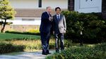 Bertemu, Trump dan Shinzo Abe Pamer 2 Topi Putih
