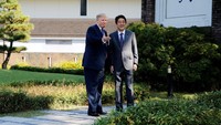 Trump dan Abe bertemu di kawasan golf Kasumigaseki Country Club di Kawagoe, Jepang Minggu (5/11/2017). Foto: REUTERS/Jonathan Ernst