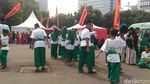 Gaya Jawara Betawi Peragakan Jurus Silat di Monas
