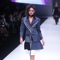 Koleksi Rinda Salmun yang terinspirasi gaya nyentrik seorang Madonna di Jakarta Fashion Week 2018, Senayan City, Jakarta, Minggu (22/10/2017). Foto: Mohammad Abduh/Wolipop