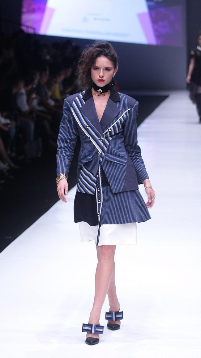 Koleksi Rinda Salmun yang terinspirasi gaya nyentrik seorang Madonna di Jakarta Fashion Week 2018, Senayan City, Jakarta, Minggu (22/10/2017). Foto: Mohammad Abduh/Wolipop