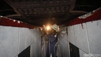 Taksi daring melakukan uji KIR di UP PKB Pulogadung, Jakarta, Minggu (5/11/2017). Semua sistem kendaraan diperiksa untuk memastikan keamanan dan kelayakan armada taksi online bagi masyarakat.