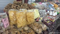 Kalau ingin belanja bumbu dapur dan jamu, Anda bisa menuju ke los belakang. Racikan wedang uwuh, temulawak hingga aneka mangir untuk luluran bisa dibeli per kantong atau per kemasan 10 buah. Foto: Odilia Winneke