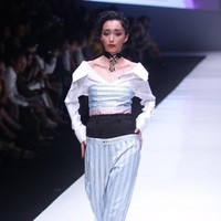 Koleksi Rinda Salmun yang terinspirasi gaya nyentrik seorang Madonna di Jakarta Fashion Week 2018, Senayan City, Jakarta, Minggu (22/10/2017). Foto: Mohammad Abduh/Wolipop