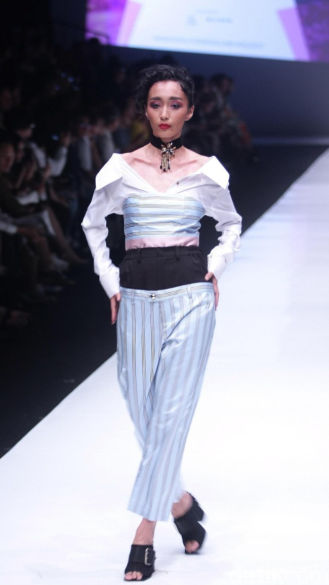 Koleksi Rinda Salmun yang terinspirasi gaya nyentrik seorang Madonna di Jakarta Fashion Week 2018, Senayan City, Jakarta, Minggu (22/10/2017). Foto: Mohammad Abduh/Wolipop