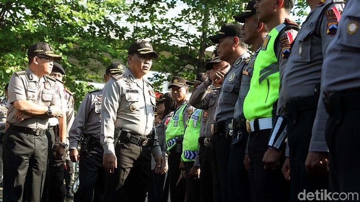 Ribuan personel kepolisian se-Polda Jawa Tengah menggelar apel menjelang pernikahan Kahiyang Ayu-Bobby Afif Nasution, alias hajatan mantu Presiden Joko Widodo (Jokowi). Apel berlangsung di Lapangan Parkir Stadion Manahan, Kota Surakarta, Jawa Tengah, Senin (6/11/2017) pukul 07.30 WIB.