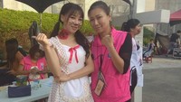 Ka pun begitu ramah dan terbuka dengan para pengunjungnya. Mau foto bareng? Boleh dong pastinya (Qingdao Pei/Facebook)