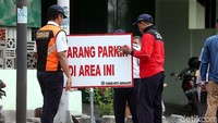 Petugas meletakan rambu pelarangan parkir ini di sejumlah titik.