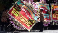 Karangan bunga itu dipajang di sekitar 200 meter sebelah kiri gedung Graha Saba Buana.