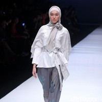 Koleksi terbaru dari brand Kami Idea yang kini berganti nama menjadi KAMI mengusung tema Cacti di Jakarta Fashion Week 2018, Senayan City, Jakarta, Rabu (25/10/2017). Foto: Mohammad Abduh/Wolipop