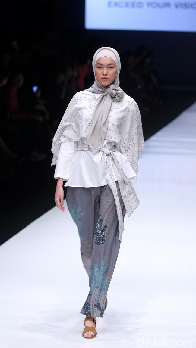 Koleksi terbaru dari brand Kami Idea yang kini berganti nama menjadi KAMI mengusung tema Cacti di Jakarta Fashion Week 2018, Senayan City, Jakarta, Rabu (25/10/2017). Foto: Mohammad Abduh/Wolipop