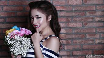Senyum Merekah Nikita Willy