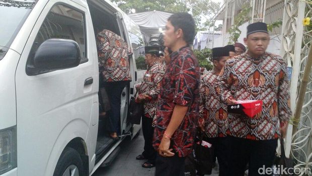 Pria berbatik dan berpeci mengaku habis mengikuti pengajian di rumah Jokowi