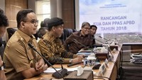 Kami menegaskan anggaran disusun harus memberikan beberapa penekanan utama. Pertama adalah keberpihakan kita pada warga Jakarta yang posisinya marjinal, lemah dan selama ini belum mendapatkan peluang untuk bisa sejajar, kata Anies. Foto: Facebook/Anies Baswedan