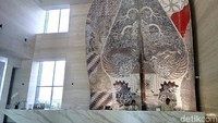 Ketika masuk ke bagian lobi, tamu dapat melihat ornamen batik dan wayang di bagian atap dan sudut-sudut ruangan yang luas itu. Di resepsionis, ada ornamen gunungan wayang berukuran besar (Bayu Ardi Isnanto/detikTravel)