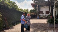 Ibunda Bobby tidak sendirian melainkan bersama sekitar 10 orang anggota keluarganya. Dia mengaku hendak mengecek gladi resik.