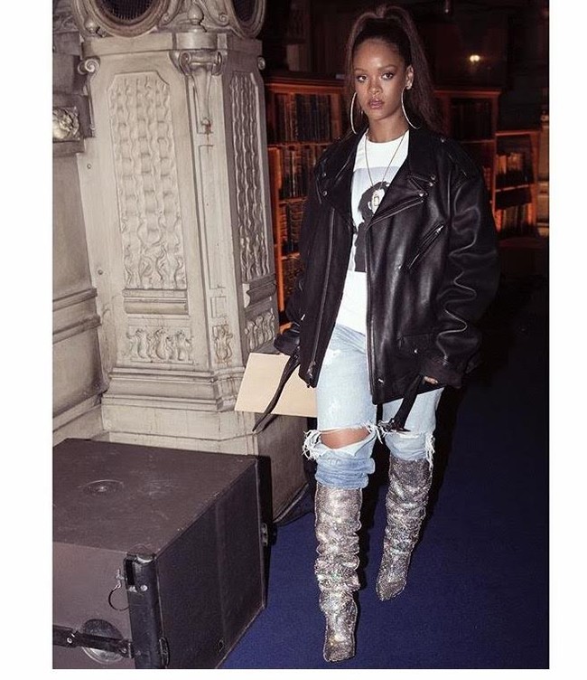 Rihanna menjadi selebriti pertama yang mengenakan sepatu boots ini. Rihanna memilih looks yang simpel antara T-shirt, ripped jeans dan jaket kulit. Foto: Ist.