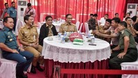 Kapolda Metro Jaya terlihat selfie dengan Prasetyo Edi. Foto: Facebook/Anies Baswedan