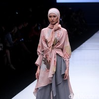 Koleksi terbaru dari brand Kami Idea yang kini berganti nama menjadi KAMI mengusung tema Cacti di Jakarta Fashion Week 2018, Senayan City, Jakarta, Rabu (25/10/2017). Foto: Mohammad Abduh/Wolipop