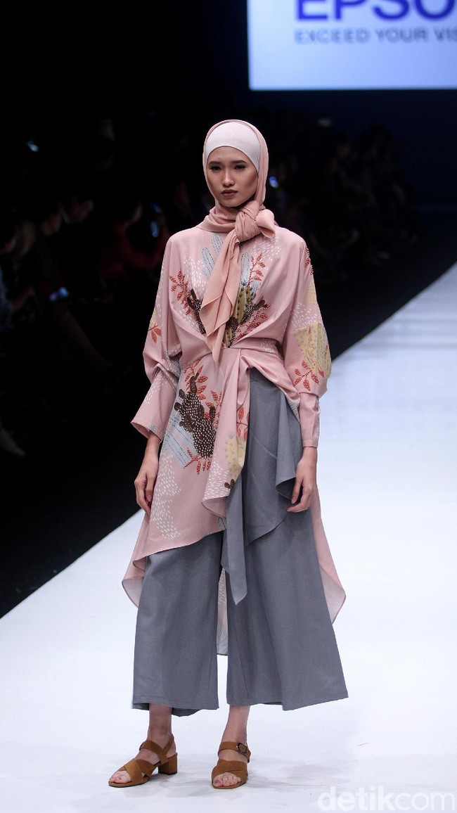 Koleksi terbaru dari brand Kami Idea yang kini berganti nama menjadi KAMI mengusung tema Cacti di Jakarta Fashion Week 2018, Senayan City, Jakarta, Rabu (25/10/2017). Foto: Mohammad Abduh/Wolipop