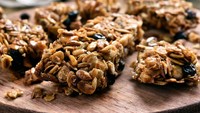 Granola bar memang terbuat dari gandum dan rendah kalori. Namun satu batang granola bar bisa mengandung hingga 3 sachet gula, atau setara dengan 12 gram. (Foto: ilustrasi/thinkstock)