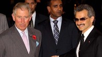 Pangeran Charles disambut langsung oleh Alwaleed saat berkunjung ke The Savoy HRH. Alwaleed merupakan salah satu pemilik hotel tersebut. Forbes/Getty Images.