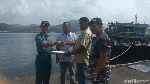 Penyerahan dokumen kapal dilakukan di Dermaga Lanal Sabang. TNI AL berperan besar dalam negosiasi ini